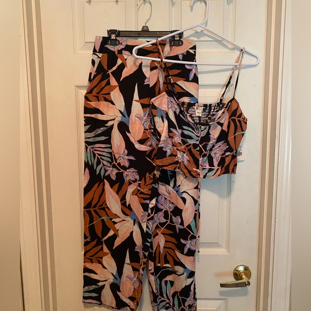 BillaBong 2 piece floral set.